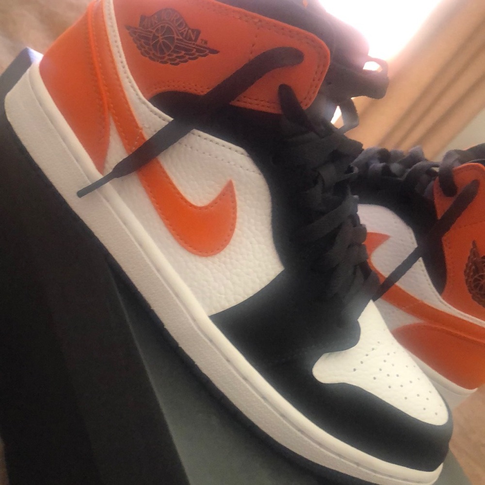 Air Jordan 1 MID